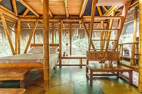 Universo Pol Bamboo Hostel