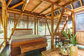 Universo Pol Bamboo Hostel