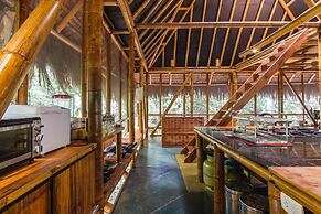 Universo Pol Bamboo Hostel
