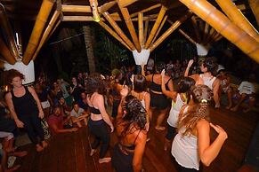 Universo Pol Bamboo Hostel