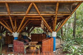 Universo Pol Bamboo Hostel