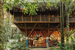 Universo Pol Bamboo Hostel