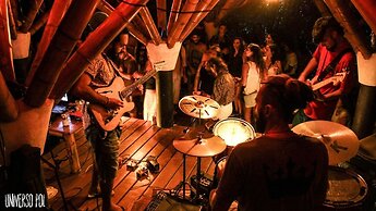 Universo Pol Bamboo Hostel