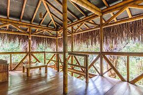 Universo Pol Bamboo Hostel