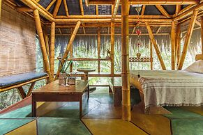 Universo Pol Bamboo Hostel