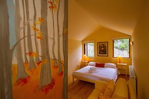 Persephone Cottage - Enhance Your Senses