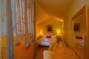 Persephone Cottage - Enhance Your Senses