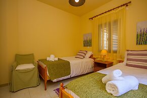 Persephone Cottage - Enhance Your Senses