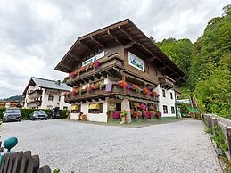 Spacious Apartment in Saalbach-hinterglemm near Ski Area