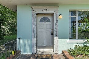 Charming Waterfront 3 Bedroom Cabin by RedAwning