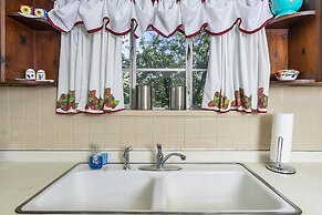 Charming Waterfront 3 Bedroom Cabin by RedAwning