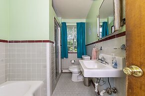 Charming Waterfront 3 Bedroom Cabin by RedAwning