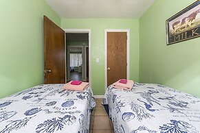 Charming Waterfront 3 Bedroom Cabin by RedAwning