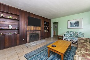 Charming Waterfront 3 Bedroom Cabin by RedAwning