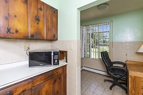 Charming Waterfront 3 Bedroom Cabin by RedAwning