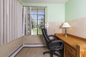 Charming Waterfront 3 Bedroom Cabin by RedAwning