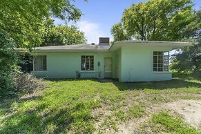 Charming Waterfront 3 Bedroom Cabin by RedAwning