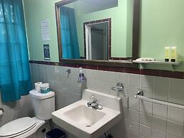 Charming Waterfront 3 Bedroom Cabin by RedAwning