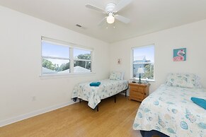 Harbor Delight On The Bay - Private Sandy Beach! 4 Bedroom Home by Red