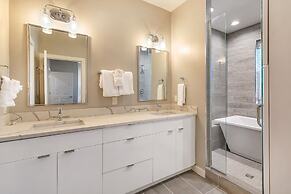 4BR Modern Townhouse in Mid City