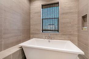 4BR Modern Townhouse in Mid City