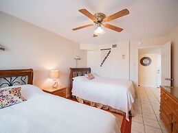 Relaxing , Great Location, 3 Minute Walk To The Beach 2 Bedroom Condo 