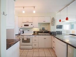 Relaxing , Great Location, 3 Minute Walk To The Beach 2 Bedroom Condo 