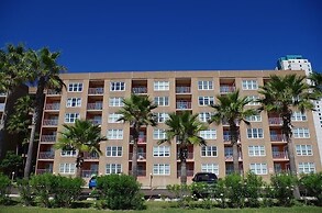 Relaxing , Great Location, 3 Minute Walk To The Beach 2 Bedroom Condo 