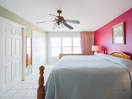 Relaxing , Great Location, 3 Minute Walk To The Beach 2 Bedroom Condo 