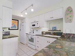 Relaxing , Great Location, 3 Minute Walk To The Beach 2 Bedroom Condo 