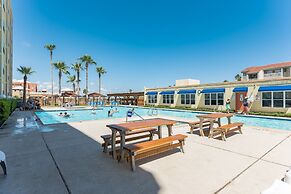 Charming 1 Bedroom, 3 Minute Walk To The Beach Condo by RedAwning