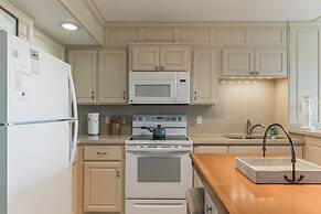 Charming 1 Bedroom, 3 Minute Walk To The Beach Condo by RedAwning