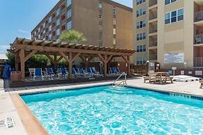 Charming 1 Bedroom, 3 Minute Walk To The Beach Condo by RedAwning