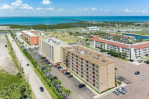 Charming 1 Bedroom, 3 Minute Walk To The Beach Condo by RedAwning