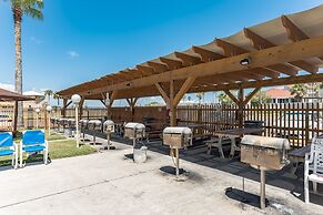 Charming 1 Bedroom, 3 Minute Walk To The Beach Condo by RedAwning