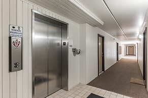 Charming 1 Bedroom, 3 Minute Walk To The Beach Condo by RedAwning