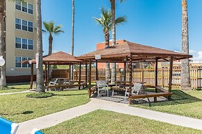 Charming 1 Bedroom, 3 Minute Walk To The Beach Condo by RedAwning