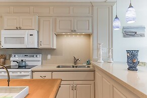 Charming 1 Bedroom, 3 Minute Walk To The Beach Condo by RedAwning