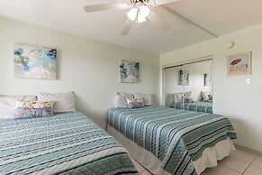 Charming 1 Bedroom, 3 Minute Walk To The Beach Condo by RedAwning