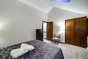 68SW - Fireplace - Washer/Dryer - Dishwasher- Sleeps 4