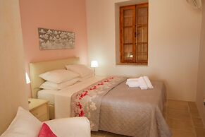 Thyone Uno Bal Cottage