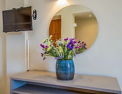 Gianthea Studios and Apt