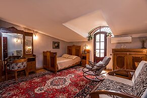 Lia's Guest House
