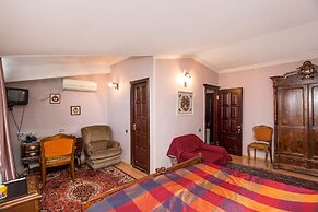 Lia's Guest House