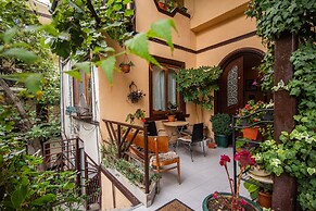 Lia's Guest House