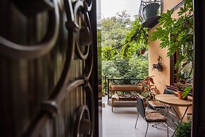 Lia's Guest House