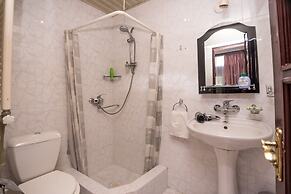 Lia's Guest House