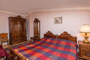 Lia's Guest House
