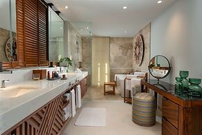 Conrad Punta de Mita