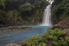 Rio Celeste Springs Blue Lodge